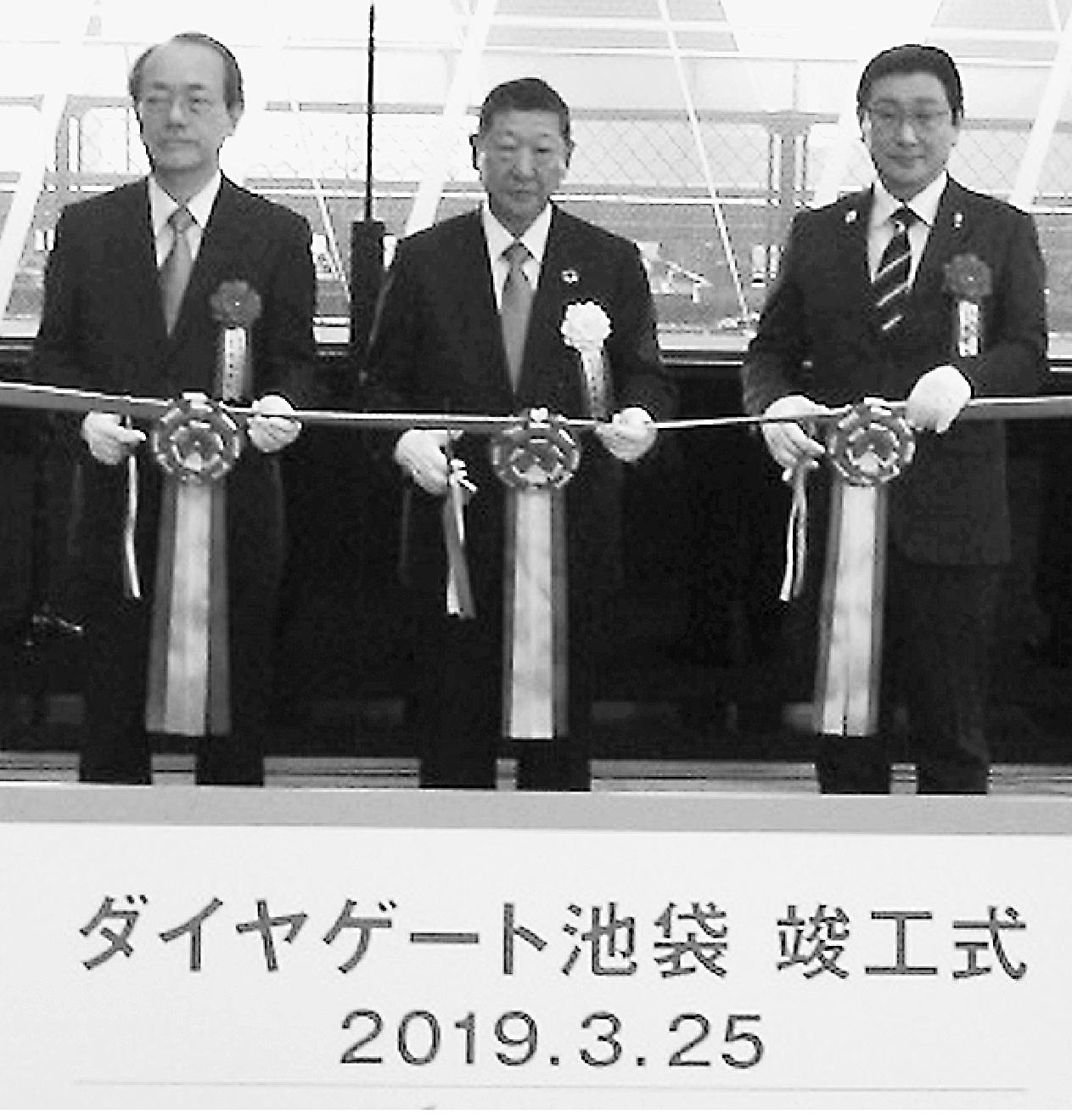 竣工式典でテープカットする後藤社長(中)