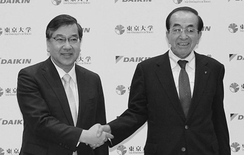 五神総長（左）と井上会長