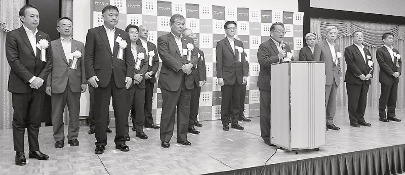 井上理事長(右から5人目)と協力企業の代表が宣言
