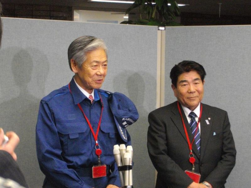 熊本県町村会の荒木泰臣会長(左)と全国町村会の藤原忠彦会長