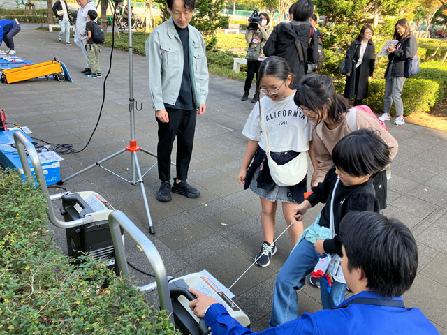 発電機体験の様子