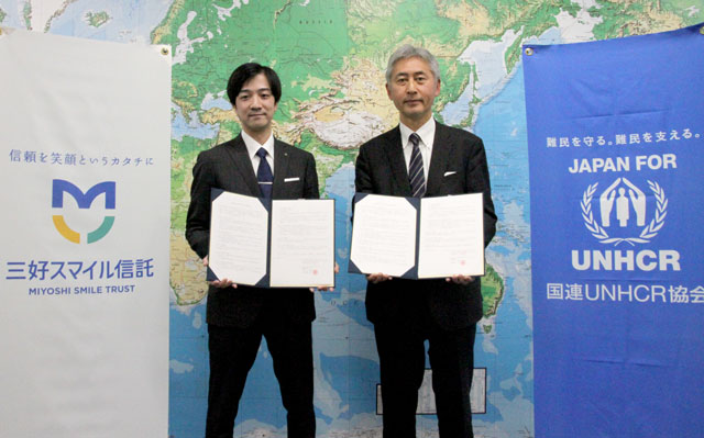 水町社長(左)と川合事務局長(東京都港区の同協会で)