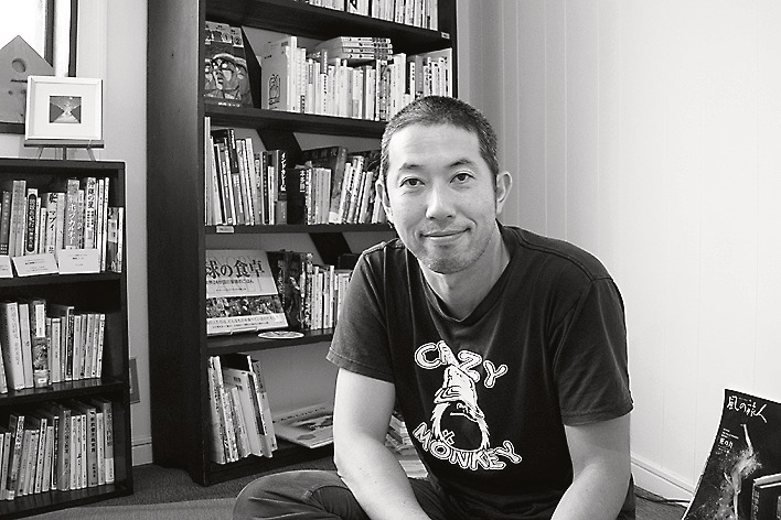 篠原靖弘氏(西国分寺にある私設図書館「西国図書室」で)