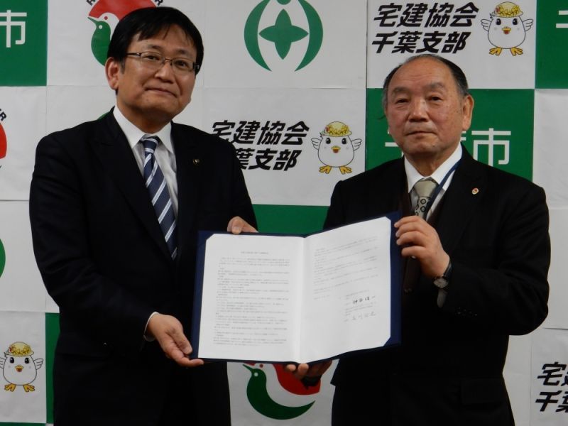 石川支部長（右）と神谷俊一千葉市長
