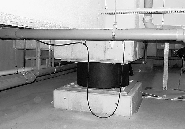 免震装置の積層ゴム。既存の賃貸マンションで見学できるようになっている(東京江戸川区で)