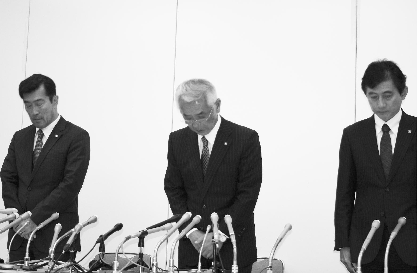 写真左から、新社長の宮尾文也取締役常務執行役員、深山英世社長、蘆田茂施工不備問題緊急対策本部責任者執行役員らが会見で頭を下げた