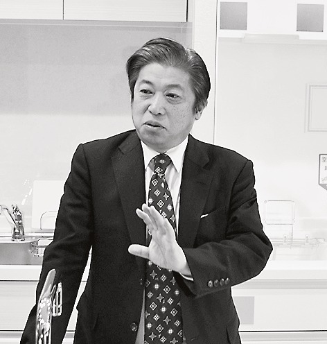 東京都江東区に開設した店舗内で事業説明する海瀬社長