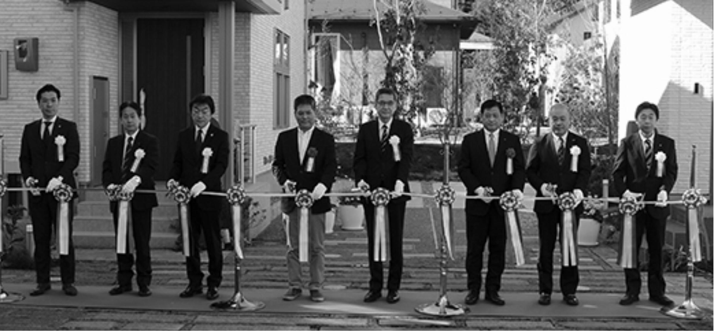 主催者と来賓でテープカット