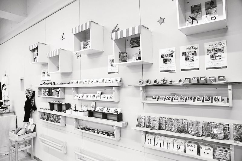 店舗では手作り作品などを販売する「小商い」を実践