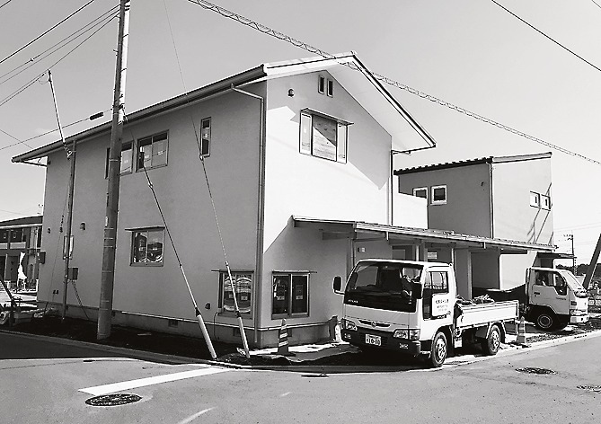 オープンを間近に控える丸和建設(写真手前)と東洋ハウジング(奥)のモデルハウス(写真提供=ちばらきSTYLE事務局)