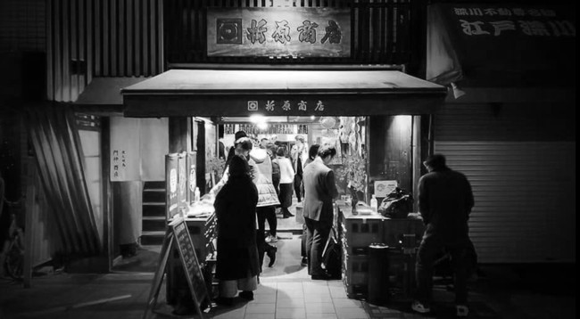 酒場遺産 ▶142 門前仲町 折原商店 参道で楽しむ日本酒との一期一会