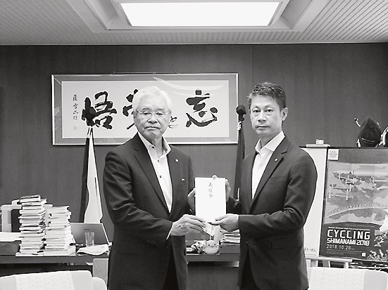 湯崎英彦広島県知事(右)に義援金を寄贈した原嶋理事長