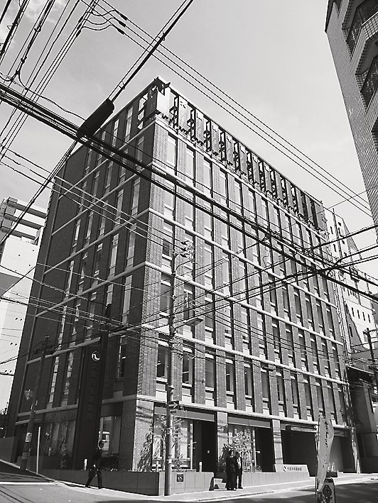 あいさつする阪井会長